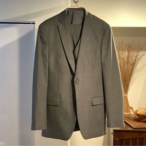 Alfani Grey 3 piece suit worn once slim fit